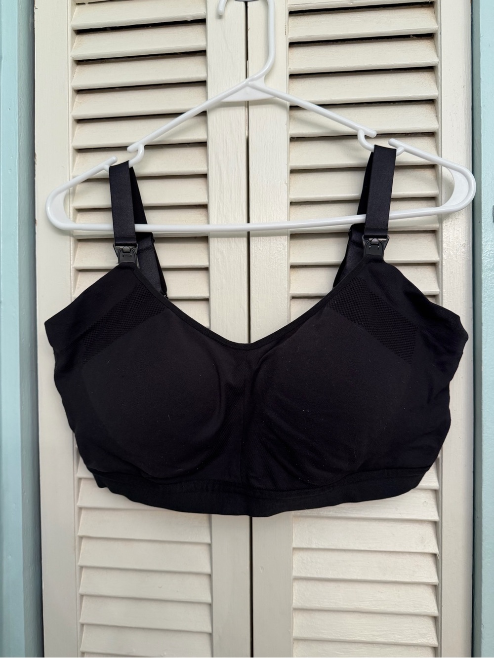 Black Wireless Nursing Bra - Comfortable Support for Everyday Wear